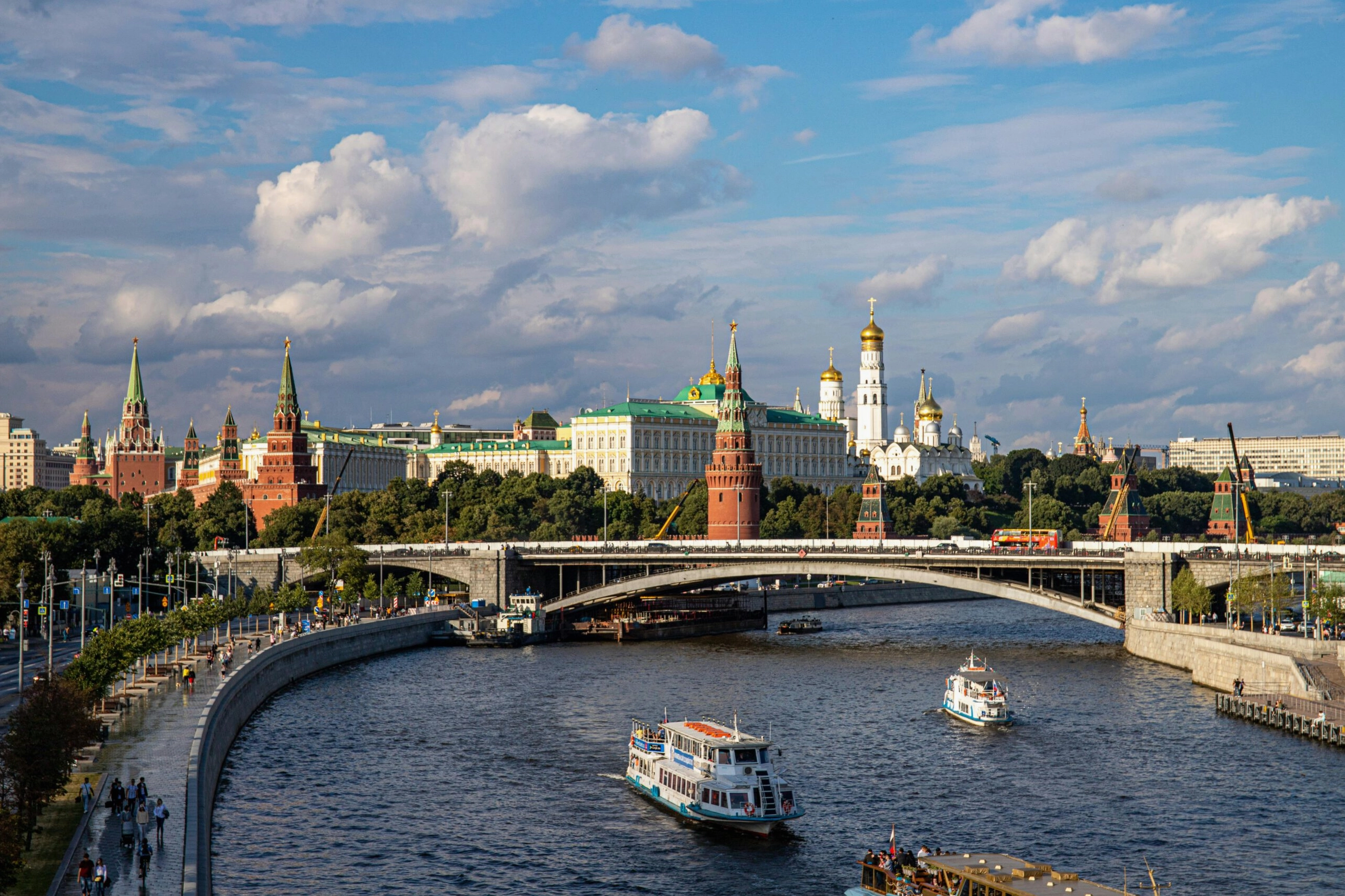 Trải nghiệm lãng mạn trên du thuyền ngắm cảnh sông Moscow hiền hòa thơ mộng