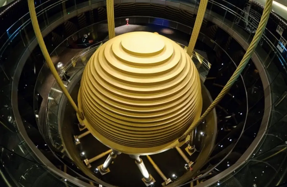 Trái tim cơ học quả cầu kim loại khổng lồ được treo lơ lửng giữa tầng 88 và 89 của tòa tháp