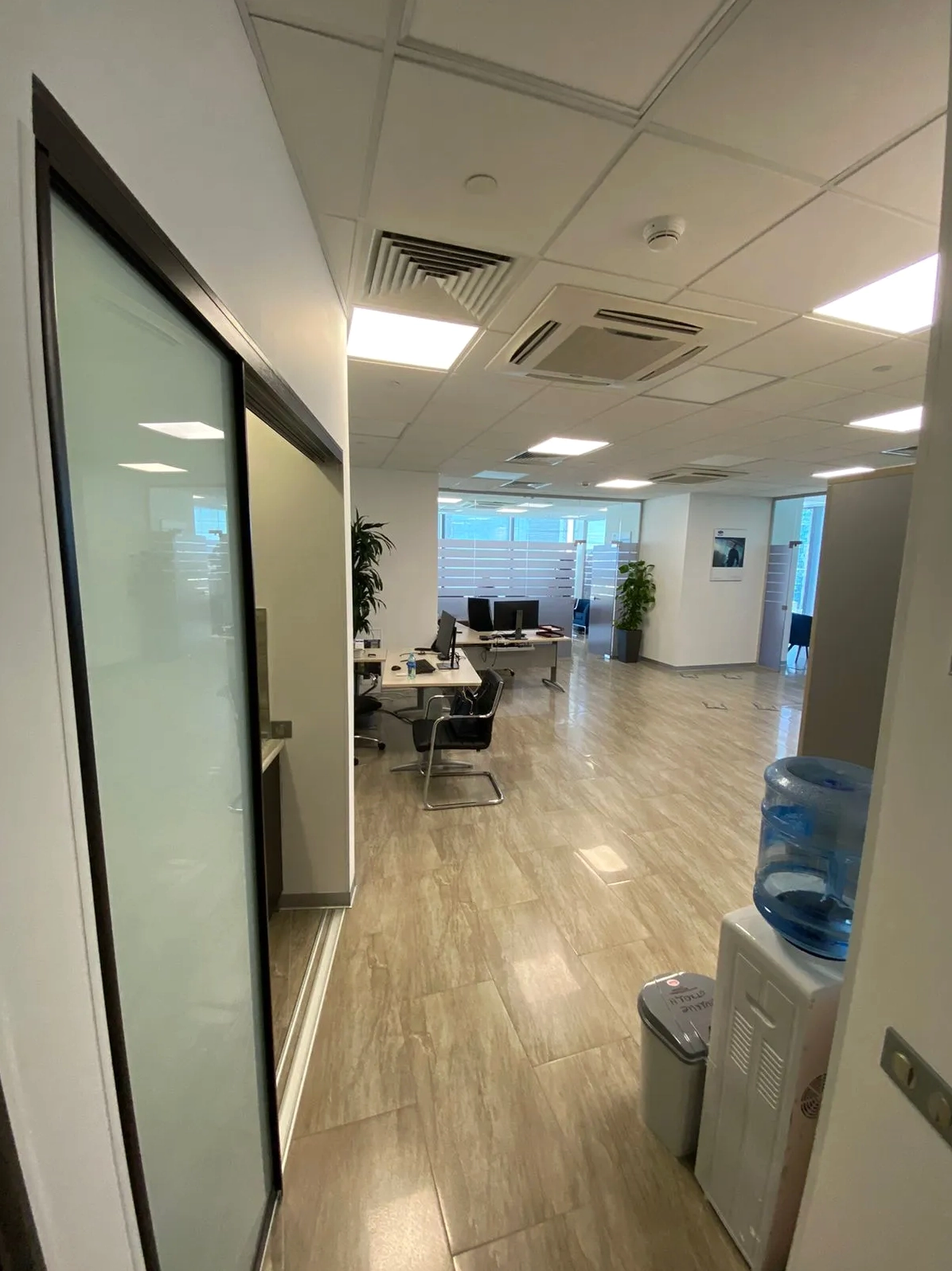 Trần nhà với hệ thống kỹ thuật để trần mang phong cách công nghiệp