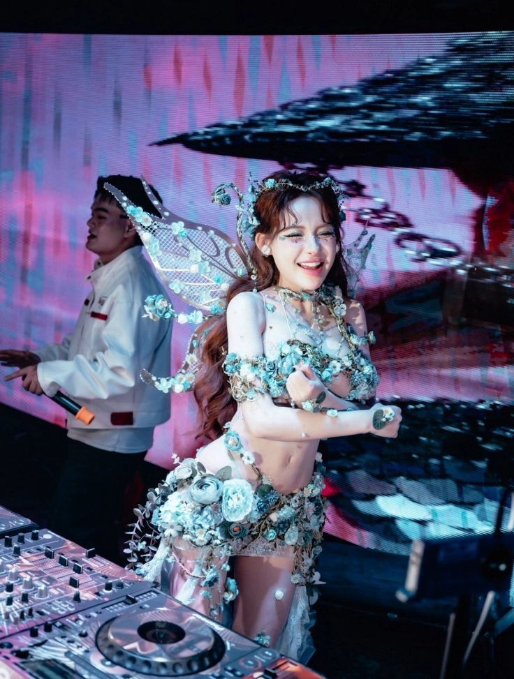 Trang phục biểu diễn tự thiết kế lấp lánh và độc đáo