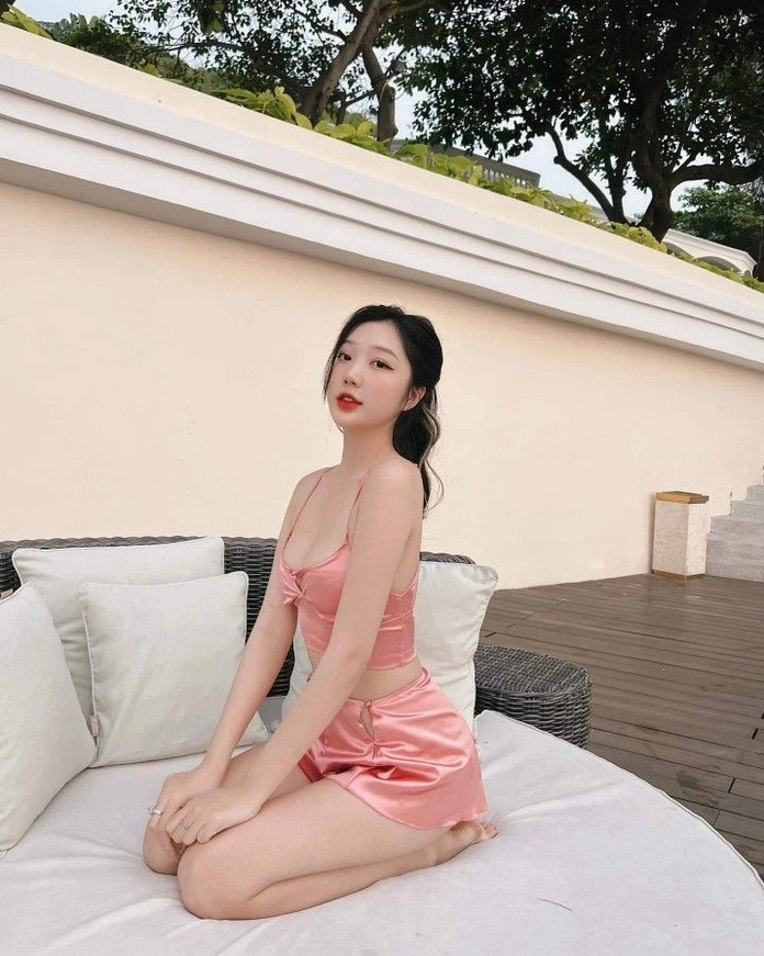 Trang phục thiết kế ôm sát vừa vặn giúp phô diễn trọn vẹn số đo ba vòng chuẩn mực