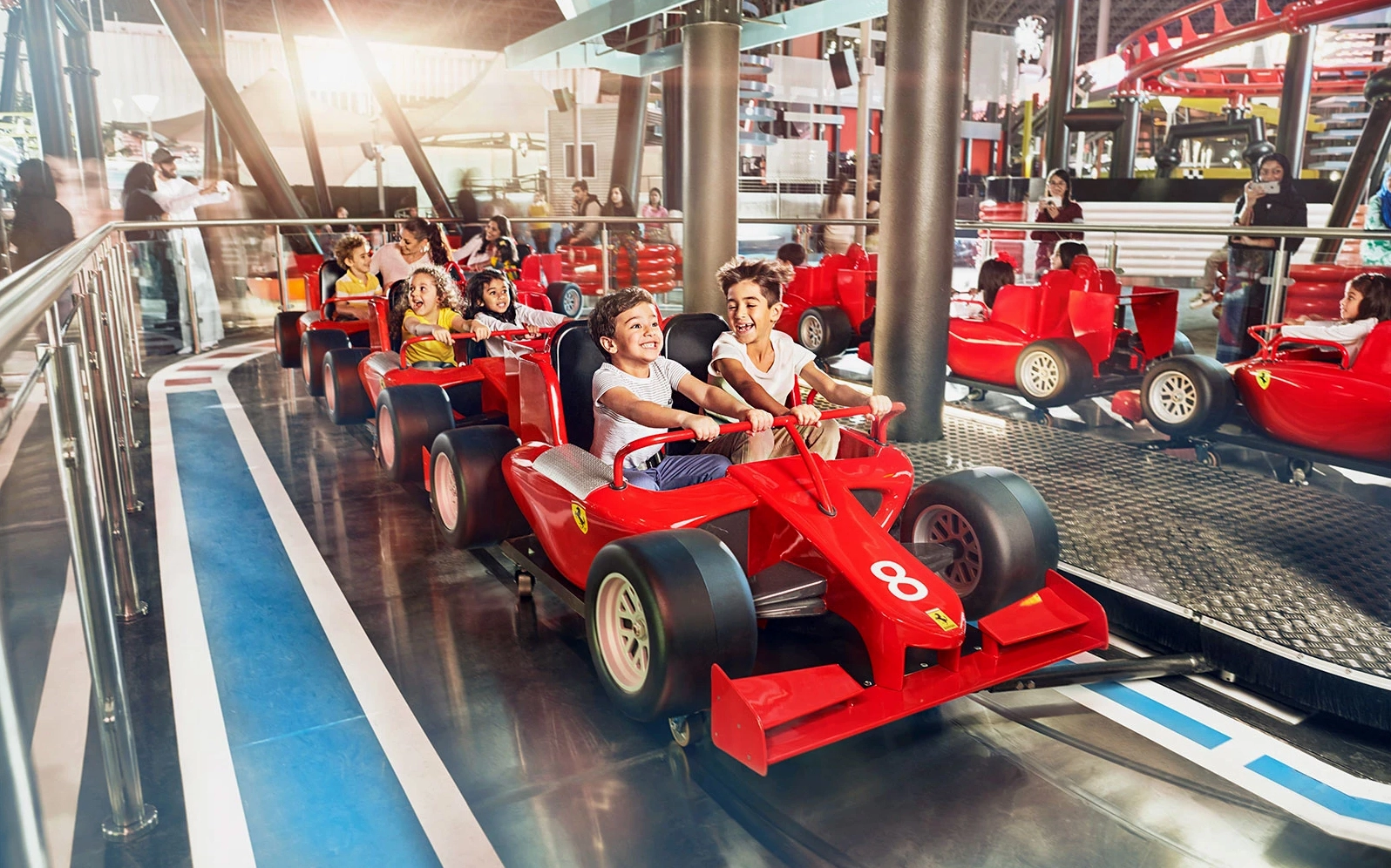 Trẻ em lái những chiếc Ferrari nhỏ tại Ferrari World Abu Dhabi
