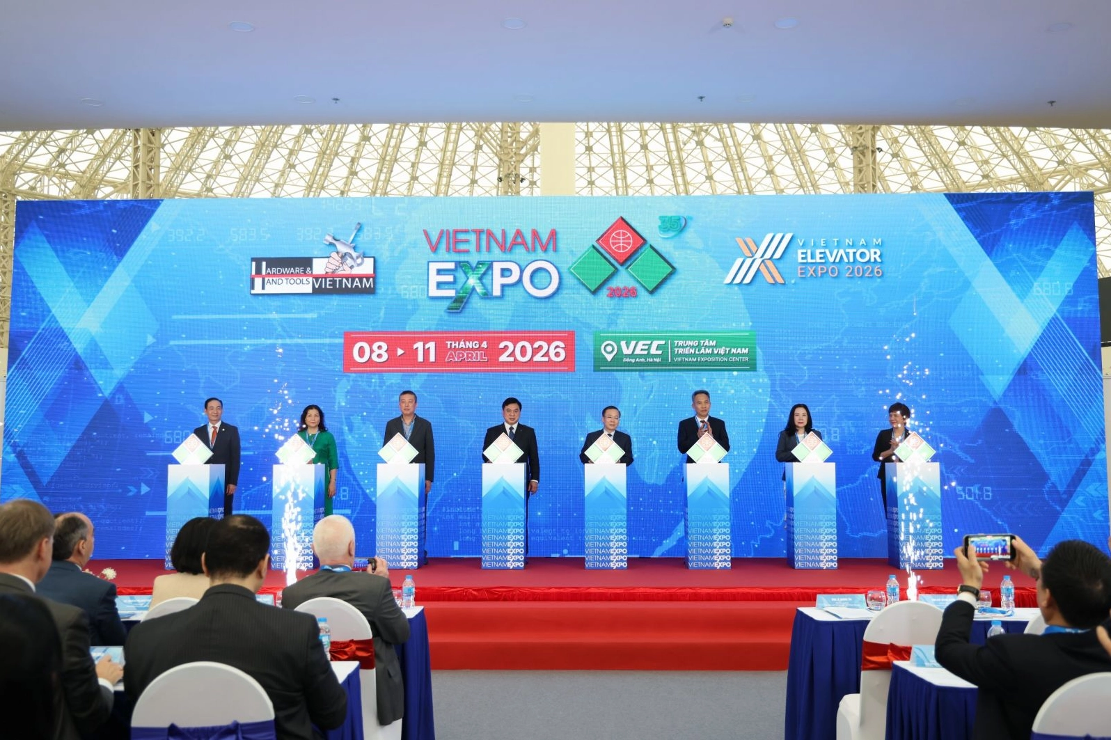 Triển lãm không gian mở với những mảng tối đầy ẩn ý