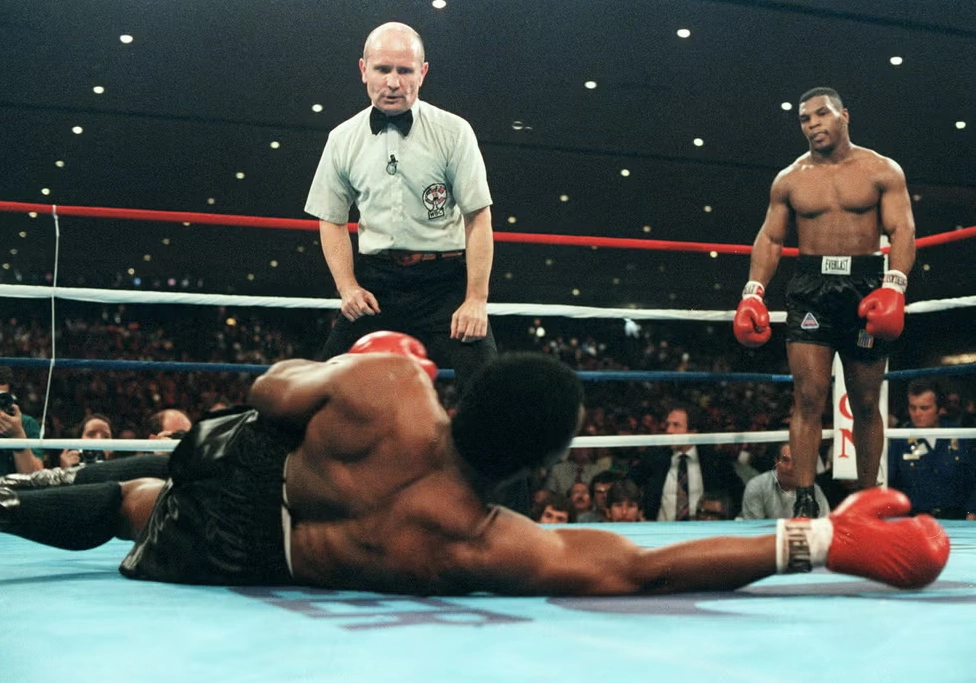 Trọng tài quyền anh đếm ngược khi một võ sĩ nằm sàn còn Mike Tyson đứng sừng sững phía trên