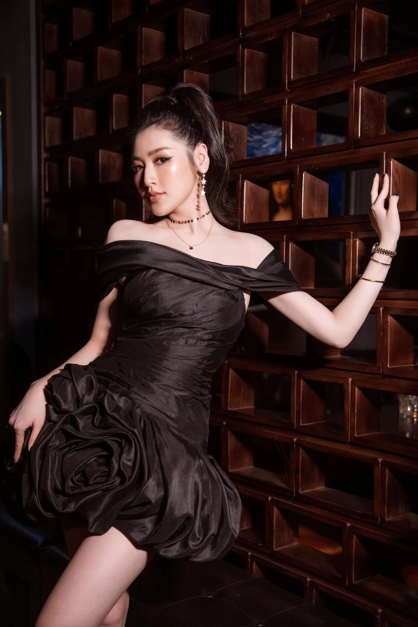 Tú Anh khoe sắc vóc đằm thắm nữ tính