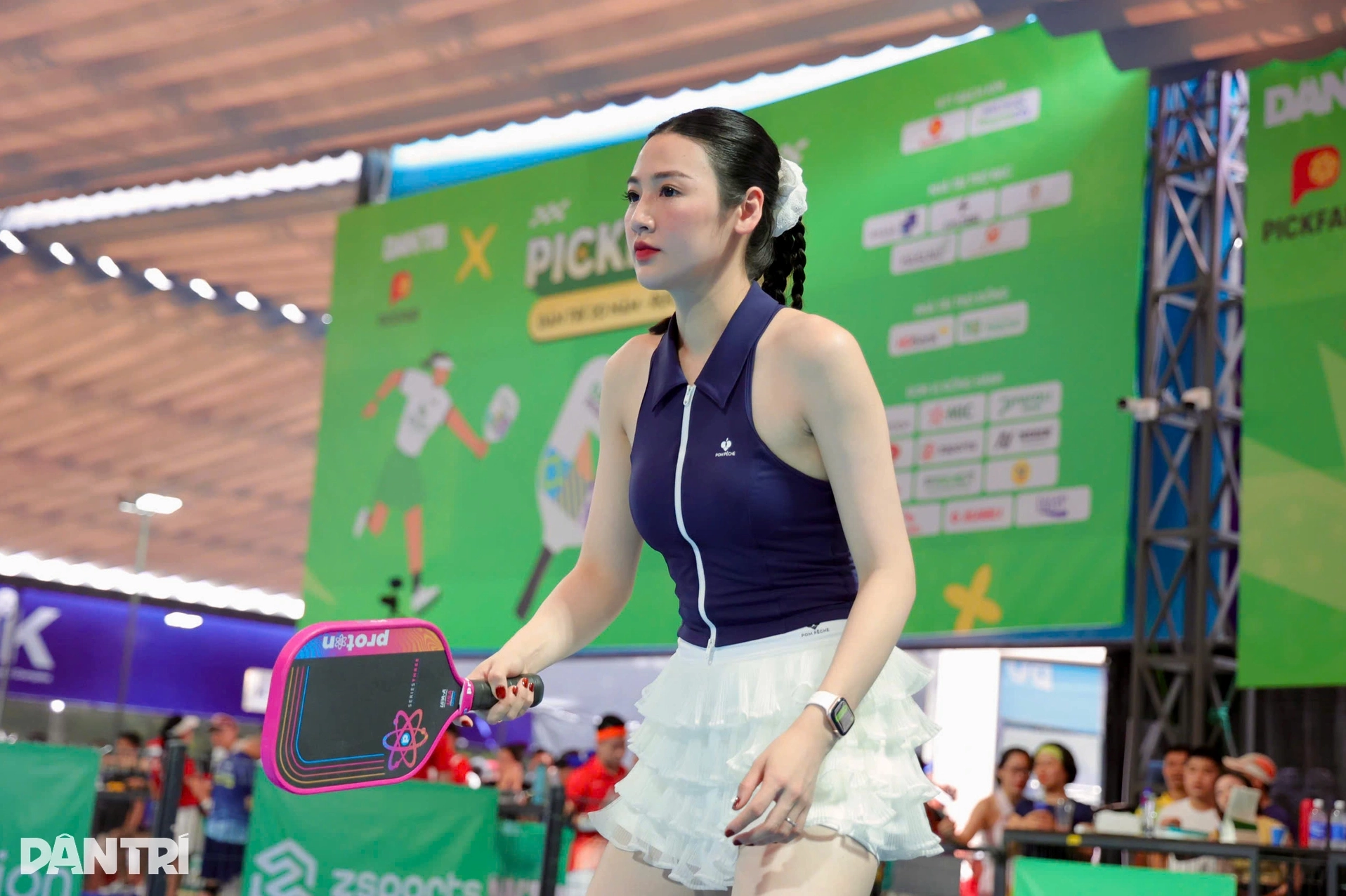 Tú Anh rạng rỡ trên sân tập thể thao