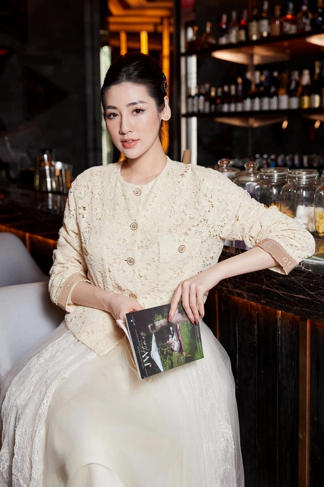 Tú Anh sang trọng và quý phái