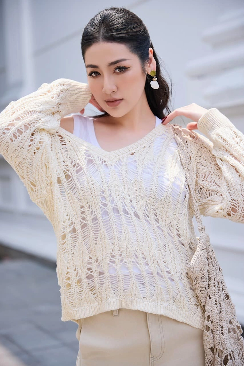 Tú Anh tạo dáng tự nhiên