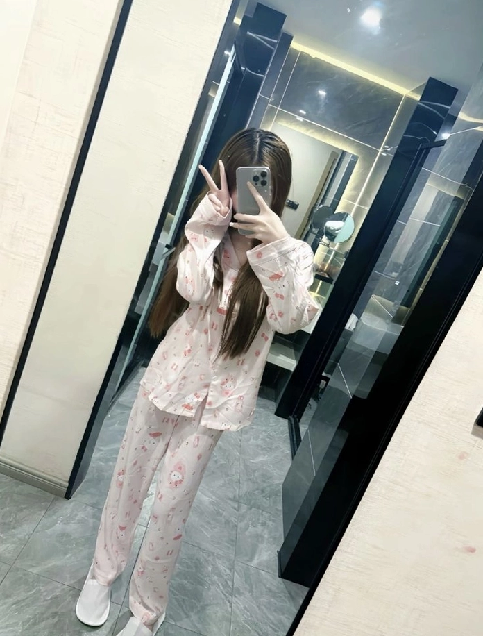 Tư thế nằm ngả ngớn thoải mái thư giãn tận hưởng những phút giây yên bình