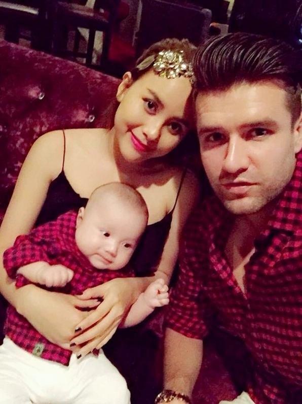 Van Bakel ân cần chăm sóc vợ con