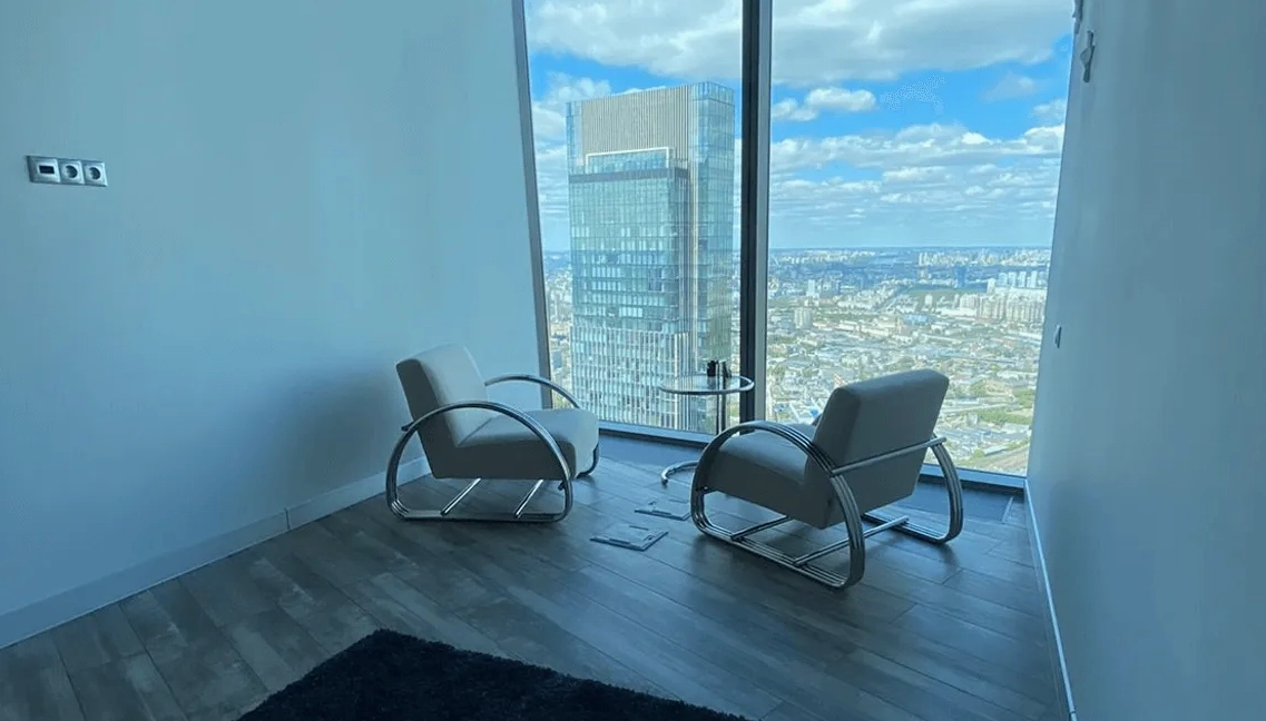 Văn phòng diện tích nhỏ tầng 83 cao chót vót