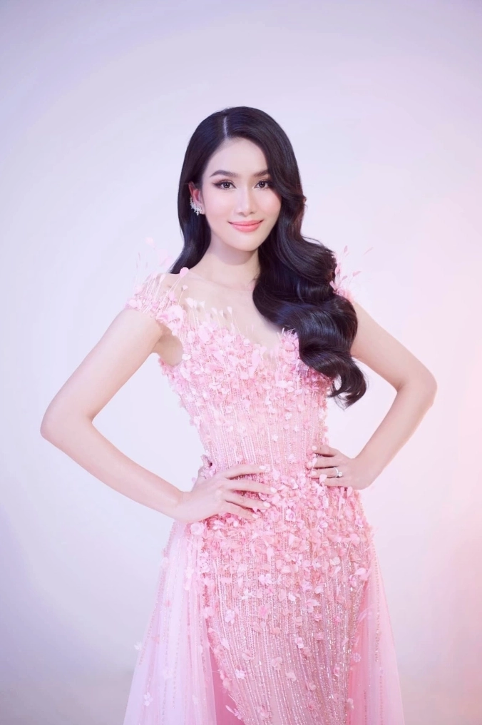 Váy dạ hội Phương Anh trình diễn ở chung kết cuộc thi Miss International lộng lẫy