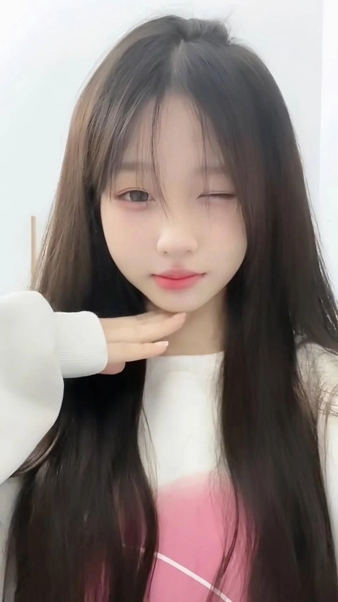 Vẻ đẹp dịu dàng của cô gái da trắng trong khung hình