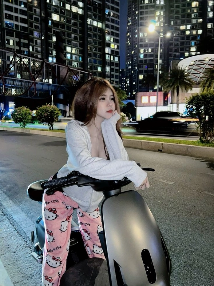 Vẻ đẹp dịu dàng thuần khiết của cô gái khi diện chiếc váy ngủ lụa mềm mại trễ vai