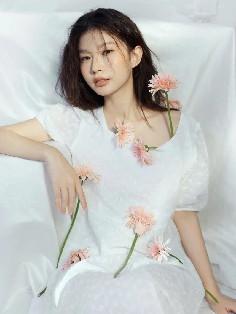 Vẻ đẹp hoàn hảo của cô gái da trắng trong từng đường nét