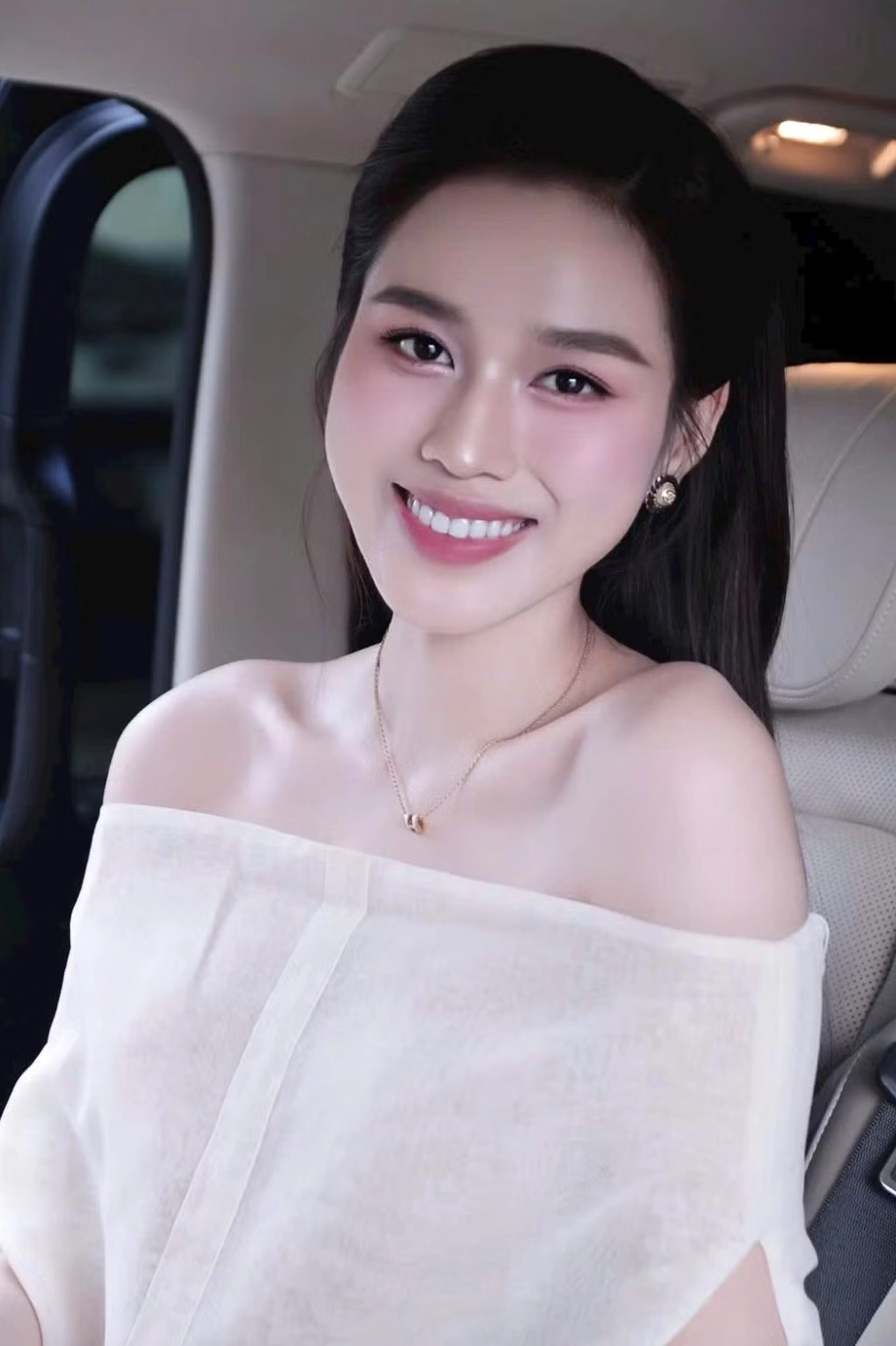 Vẻ đẹp kiêu sa của nàng hậu Lương Thùy Linh