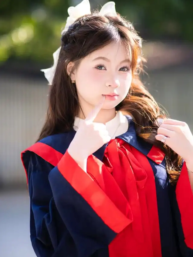 Vẻ đẹp kiêu sa của nữ cử nhân xinh xắn