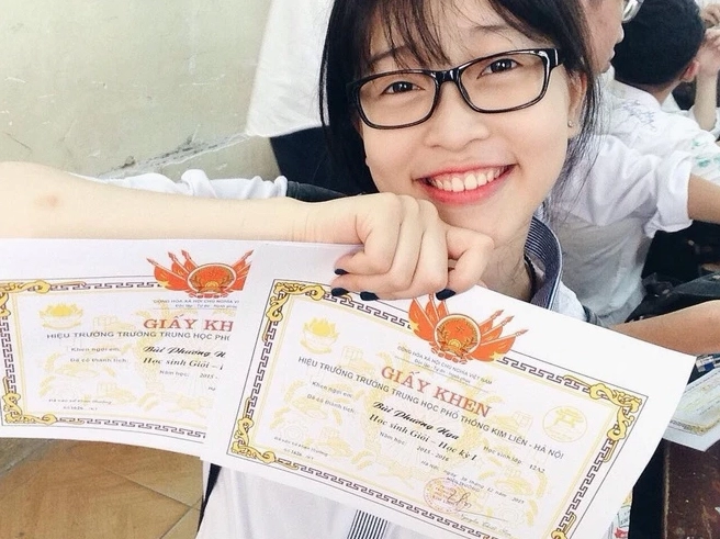 Vẻ đẹp kiêu sa và lộng lẫy của á hậu trong một thiết kế dạ hội sang trọng