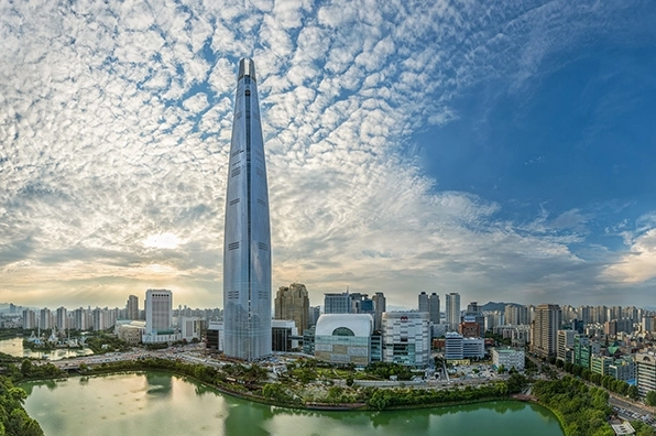 Vẻ đẹp lung linh huyền ảo của Lotte World Tower cao nhất Hàn Quốc khi màn đêm buông xuống
