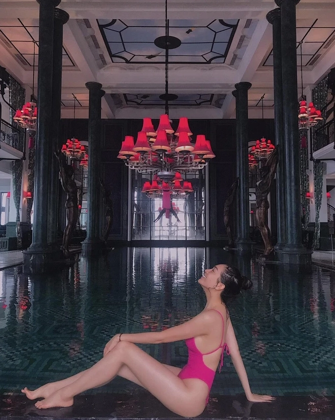 Vẻ đẹp mặn mà của Lệ Hằng khi diện đồ bơi