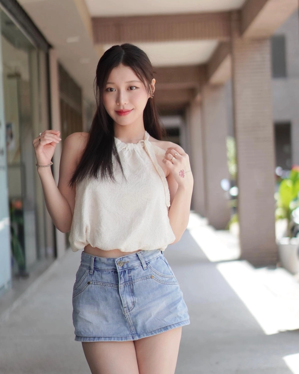 Vẻ đẹp mảnh mai và cuốn hút của cô gái có vòng eo thon gọn