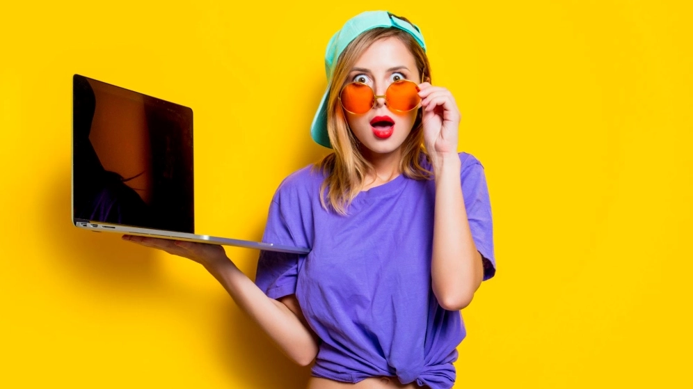 Vẻ đẹp mộc mạc thanh thuần trong sáng của em gái nhỏ nhắn đeo kính