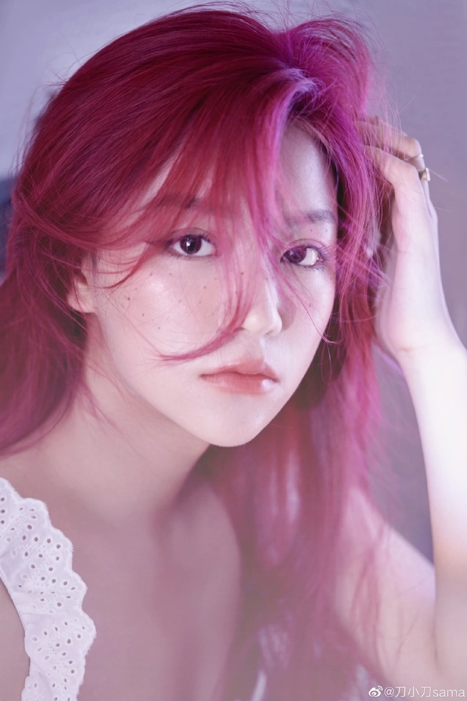 Vẻ đẹp mỏng manh sương khói của cô gái xinh đẹp