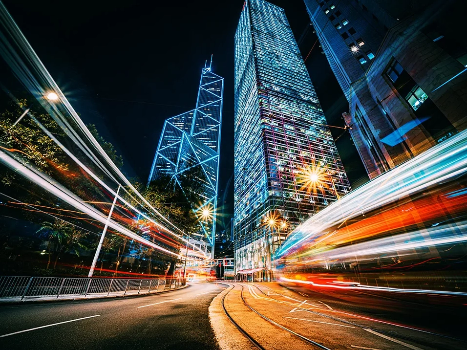 Vẻ đẹp rực rỡ của Bank of China Tower và Cheong Kong Center khi màn đêm buông xuống