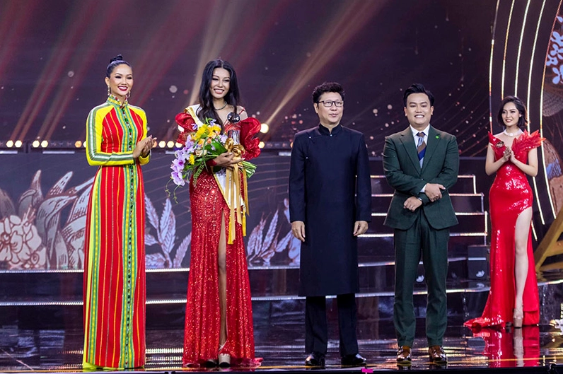 Vẻ đẹp sắc sảo của Thạch Thu Thảo