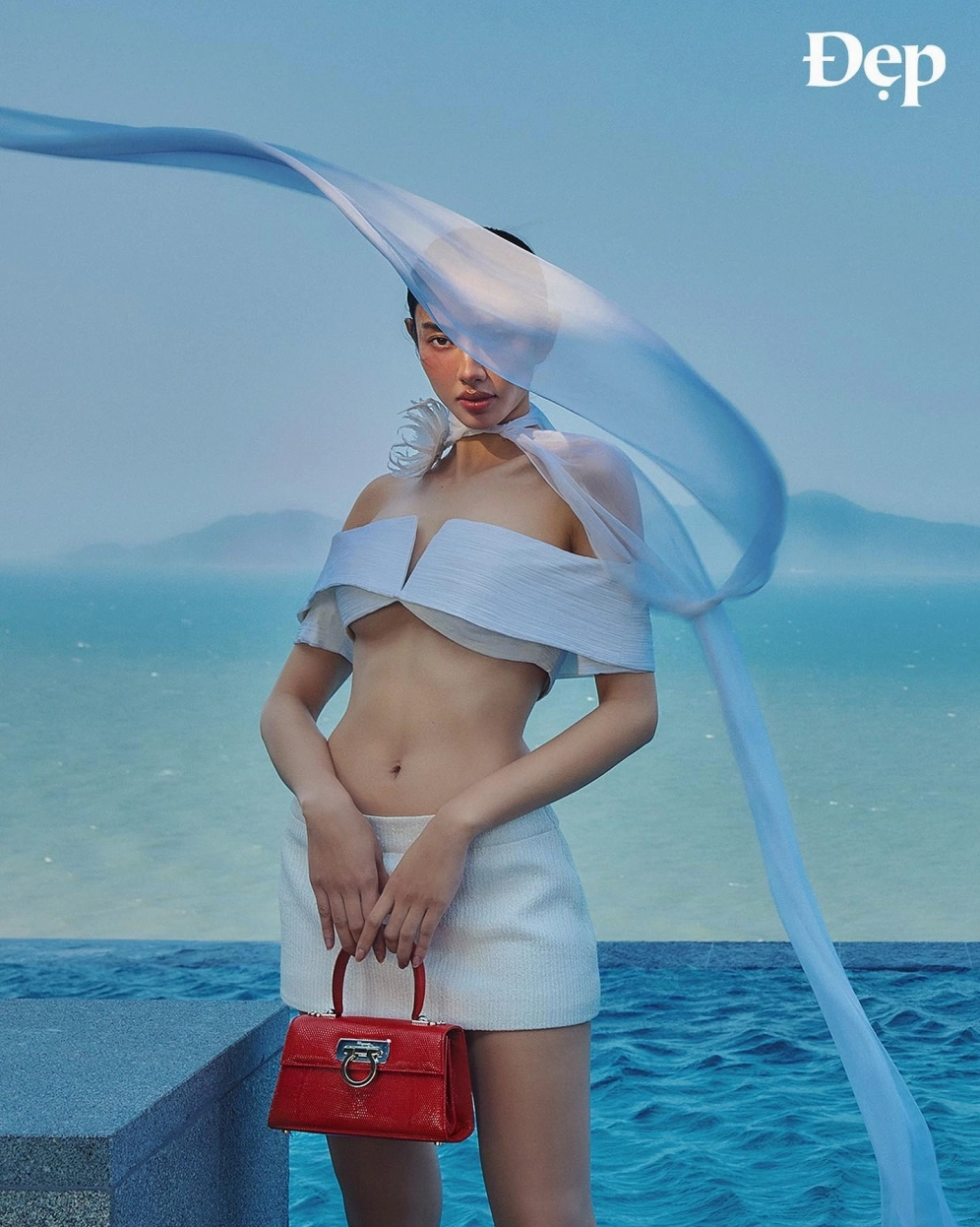 Vẻ đẹp tinh khôi nhưng đầy quyến rũ trong bộ bikini trắng muốt