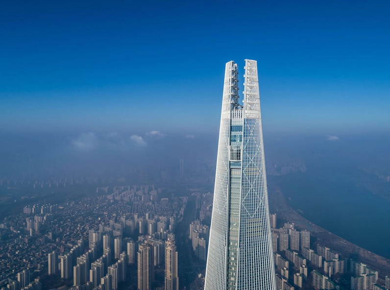 Vẻ đẹp tráng lệ của Lotte World Tower nhìn từ một con phố sầm uất