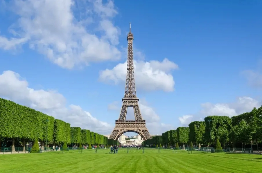 Vẻ đẹp tráng lệ nhưng hoang vắng của tháp Eiffel