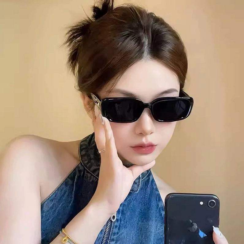 Vẻ đẹp tri thức rạng ngời của cô gái đeo kính cận trong khung cảnh đời thường