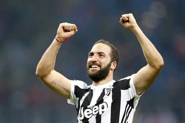 Vẻ mặt thất vọng của Gonzalo Higuaín trên sân cỏ