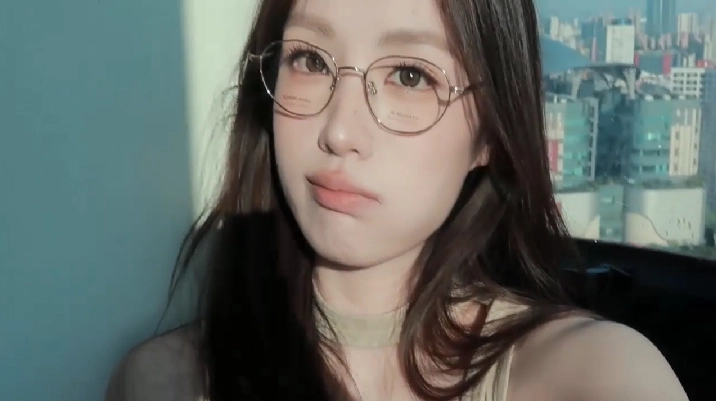 Vẻ quyến rũ khó cưỡng từ ánh mắt của hot girl diện bikini nhỏ