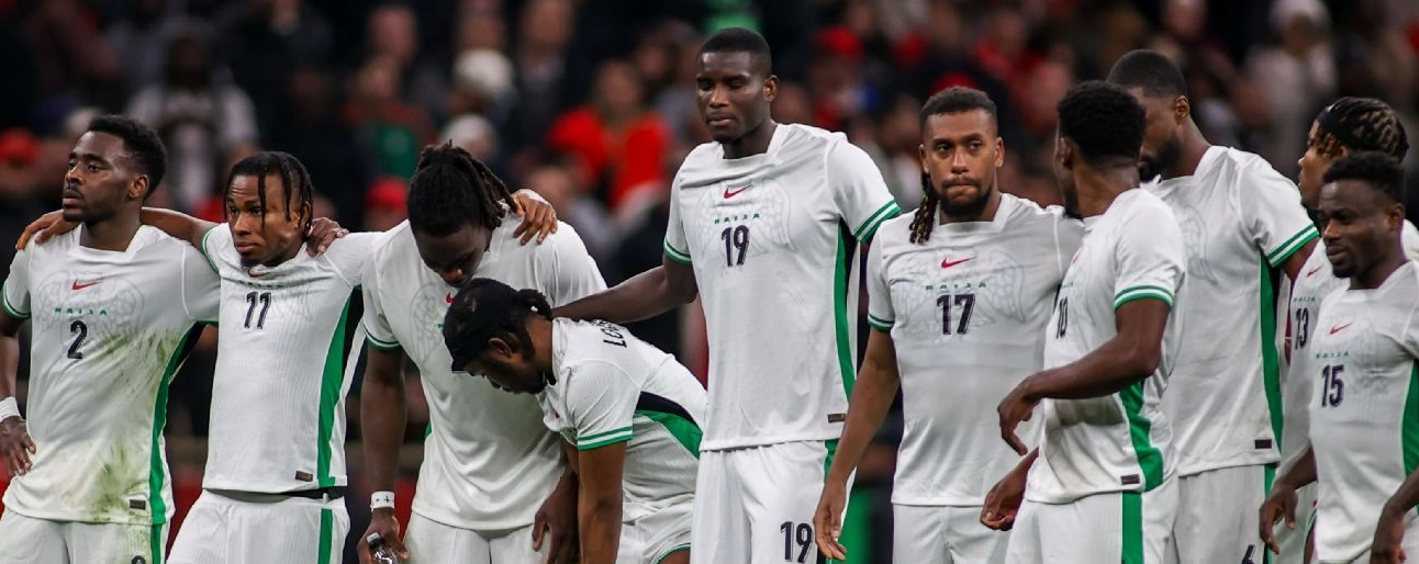 Victor Osimhen nỗ lực tranh chấp bóng quyết liệt trong màu áo Đội tuyển Nigeria tại kỳ cúp bóng đá châu Phi