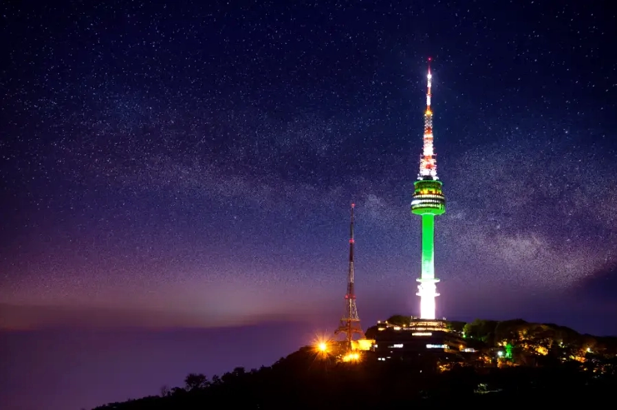 View tuyệt đẹp từ tháp nhìn xuống thành phố lấp lánh