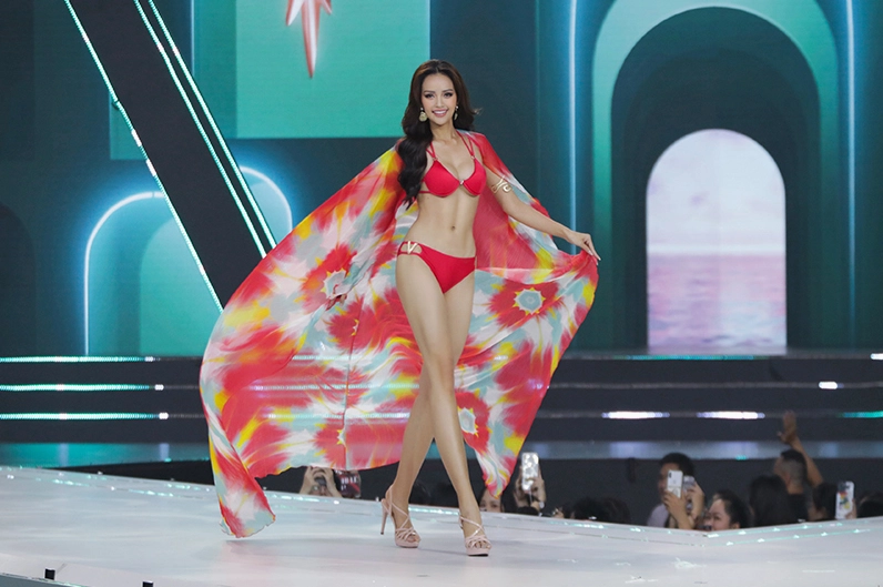 Vóc dáng săn chắc quyến rũ trong trang phục áo tắm gợi cảm và khỏe khoắn