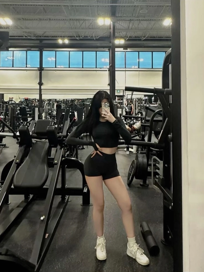 Vóc dáng thon gọn gợi cảm làm xiêu lòng bao ánh nhìn