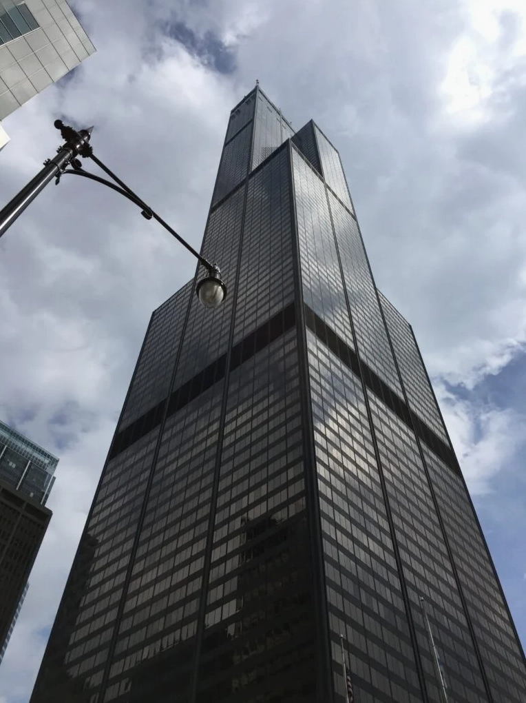 Willis Tower vươn lên giữa các tòa nhà khác