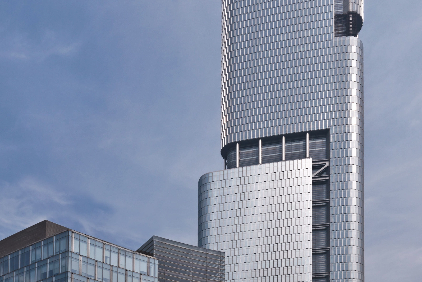 Zifeng Tower rực rỡ dưới ánh nắng ban mai