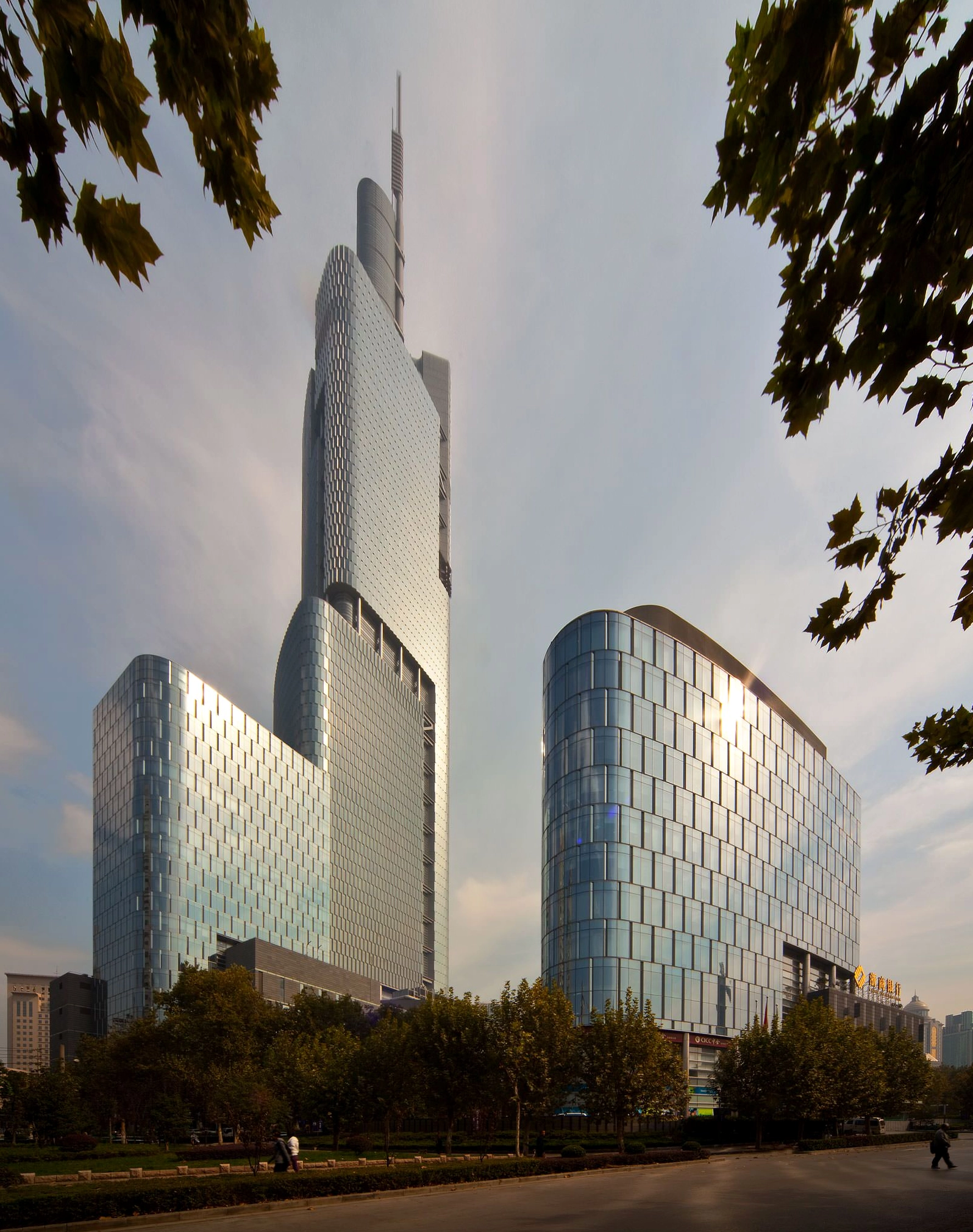 Zifeng Tower rực sáng giữa màn đêm Nam Kinh