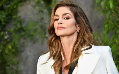 Cindy Crawford và vẻ đẹp vượt thời gian khiến fan say mê