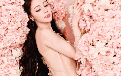 Ảnh Địch Lệ Nhiệt Ba gây bão với thần thái ngôi sao hàng đầu
