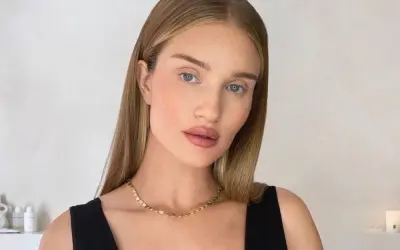 Ảnh Rosie Huntington-Whiteley khiến mạng xã hội bùng nổ