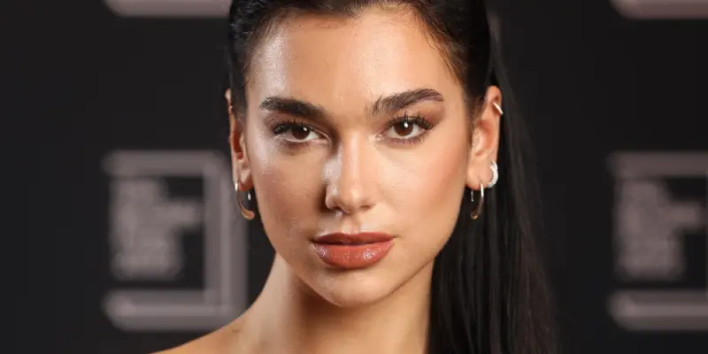 Ảnh Dua Lipa quyến rũ khiến truyền thông quốc tế chao đảo