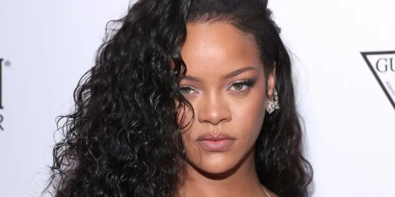 Ảnh Rihanna nóng bỏng gây bão truyền thông toàn cầu