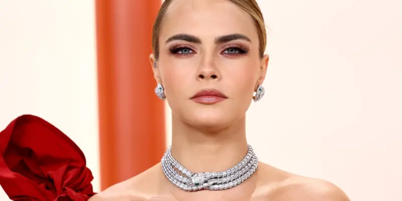 Ảnh Cara Delevingne ghi dấu ấn trên sàn catwalk quốc tế