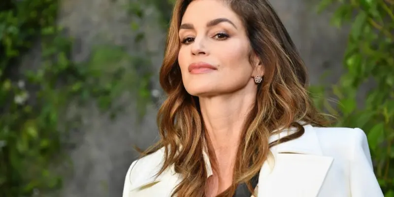 Cindy Crawford và vẻ đẹp vượt thời gian khiến fan say mê