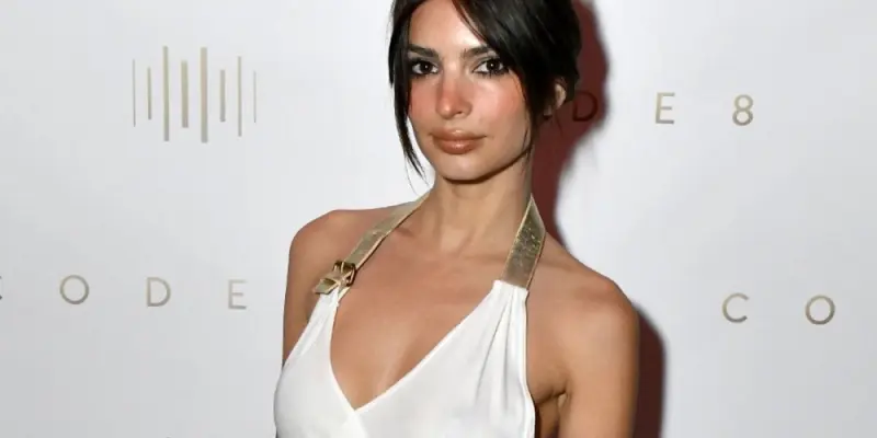 Ảnh Emily Ratajkowski chứng minh đẳng cấp siêu mẫu thế giới